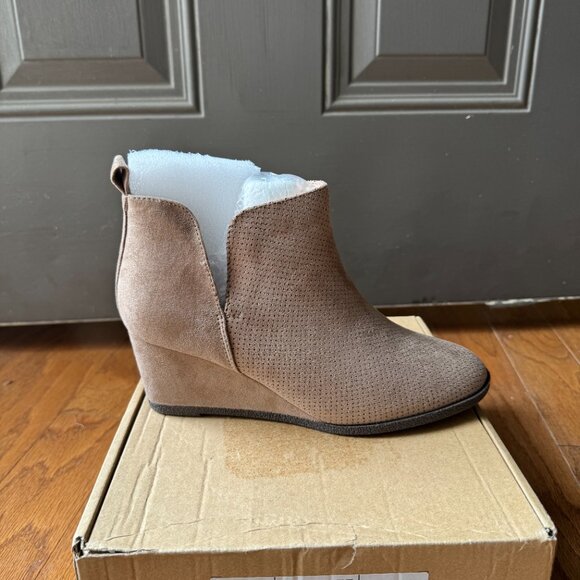 JOURNEE COLLECTION WOMEN'S MYLEE WEDGE HEEL BOOTIES -TAUPE,US SIZE 5.5 - Picture 2 of 4